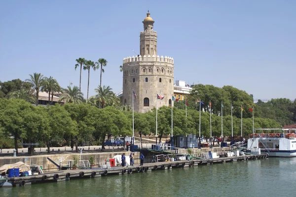 Torre del oro, goldener Turm am Ufer des Guadalquivir, Sevilla, Andalusien, Spanien — Stockfoto