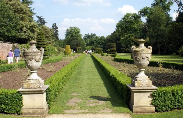 Garden path with sculptured urns, box hedges, and topiary trees — Stock Photo, Image