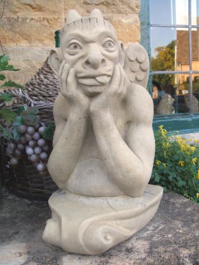 Heykel. Şeytan dilini koyarak kanatlı. Cadılar Bayramı dekorasyon