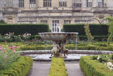 Heykeller bulunan heykel çeşme