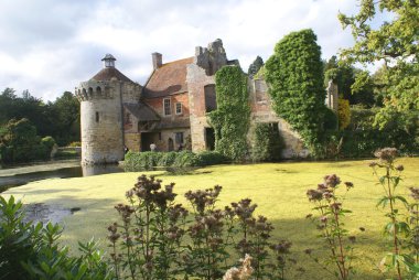 Yıkık moated castle. Scotney Castle, güney doğusunda Lamberhurst, Kent, İngiltere