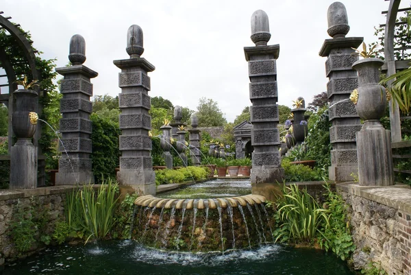 Fuente de madera, Jardín del Castillo de Arundel, West Sussex, Inglaterra — Foto de Stock