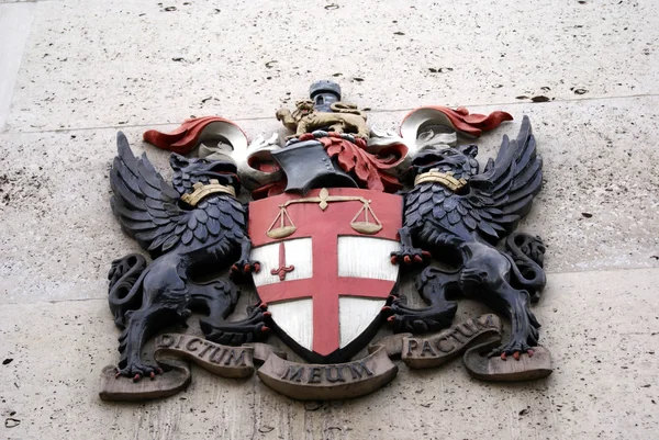 Brasão de armas britânico representa justiça com a bandeira da Inglaterra cores . — Fotografia de Stock