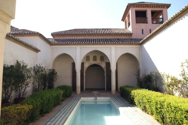 Patio jardín de los Cuartos de Granada, Andalucía, España — Foto de Stock