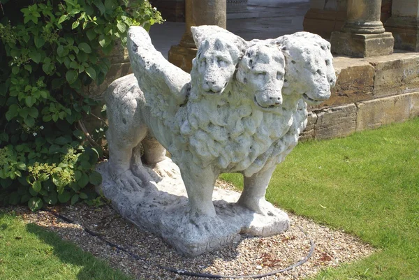 Estatua de león con cabezas y alas. El jardín del castillo de Hever, Kent, Inglaterra —  Fotos de Stock