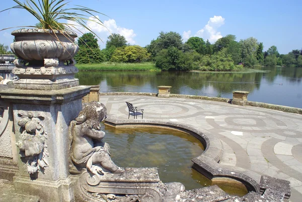 Pátio à beira do lago, Hever Castle Garden, Kent, Inglaterra — Fotografia de Stock