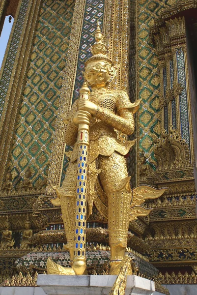 金色に輝く狛犬像、ワット ・ プラケーオ バンコク、タイ — ストック写真