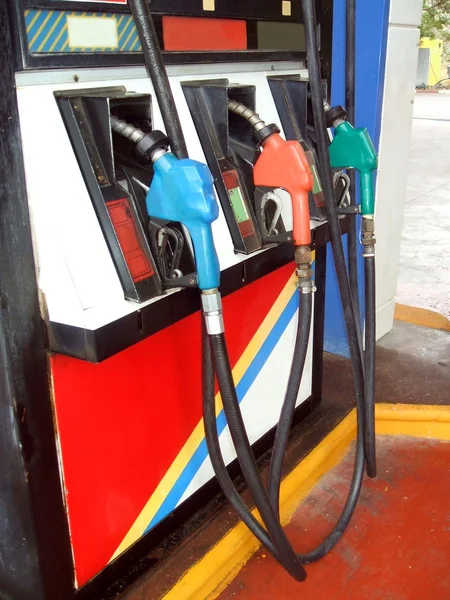 Üzemanyag fúvókák. üzemanyag-szivattyú gáz, a szolgáltatás vagy a benzinkút — Stock Fotó