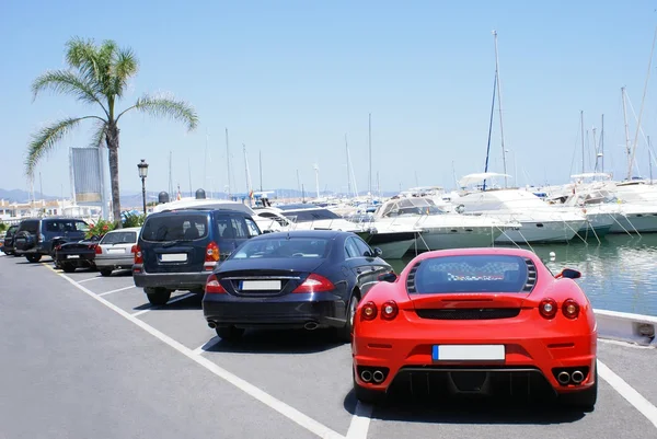 Autos, die am Rande eines Yachthafens, Yachtclubs, Hafens oder Hafens geparkt sind — Stockfoto