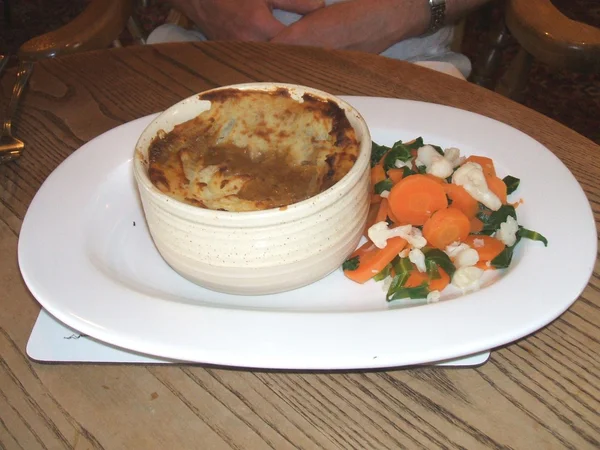 Pie & vegetables of carrots & cauliflower. restaurant meal. — Stock Photo, Image