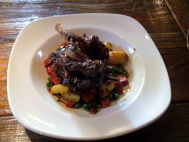 Kuzu incik ve sebze. yemek. Restoran yemek