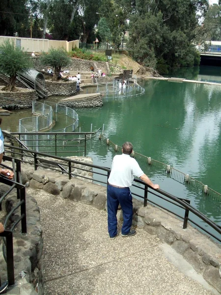 Man op zoek naar de Yardenit doop Site, Israël, Midden-Oosten — Stockfoto