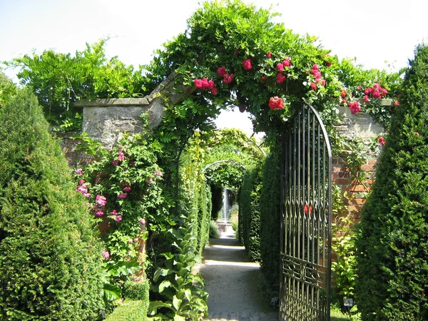 Porta a fonte — Fotografia de Stock