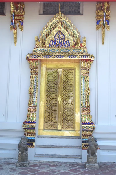 Entrada, Wat Arun, Bangkok, Tailandia. entrada de un templo — Foto de Stock