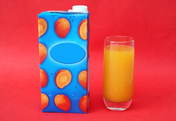 Glas van mango sap drinken — Stockfoto