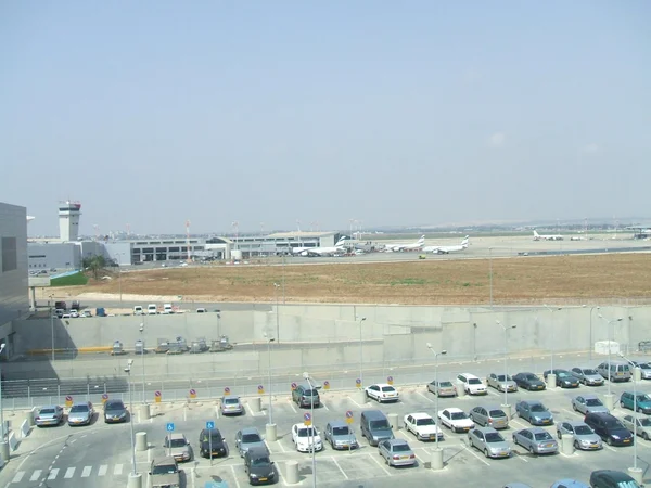 Vista aérea de um aeroporto e parque de estacionamento. Parque de estacionamento. aeroporto — Fotografia de Stock