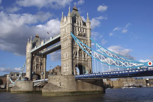 Tower bridge över floden Themsen, london, england — Stockfoto