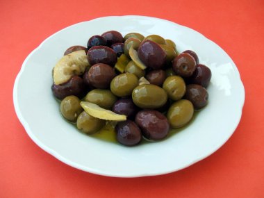 bir tabak içinde zeytin