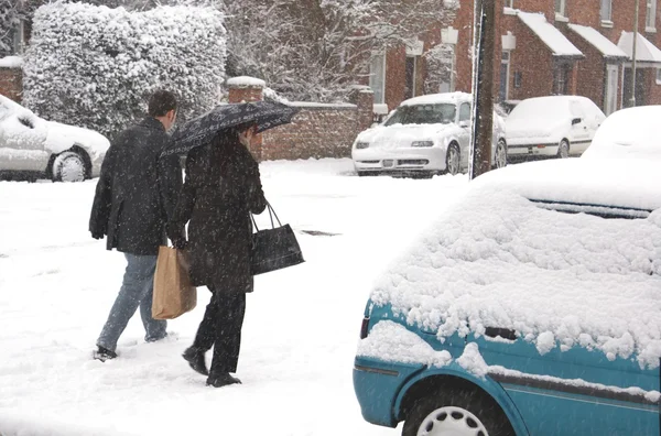 Casal andando na neve. — Fotografia de Stock