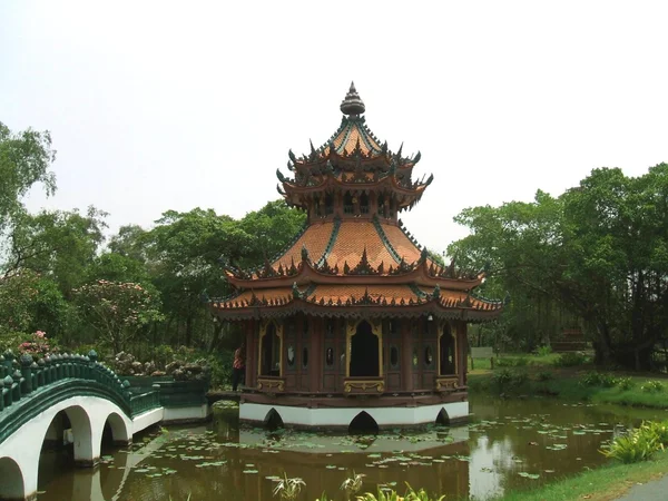 Pagoda su un ponte su un lago, Ayutthaya, Bangkok, Thailandia — Foto Stock