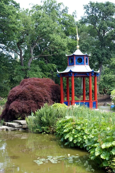 Pagode ved søen - Stock-foto