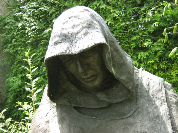Statue eines betenden Mönchs — Stockfoto