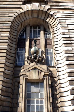 Süslü eski kemerli pencere