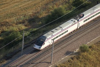 Havadan görünümü. bir demiryolundan çalışan tren