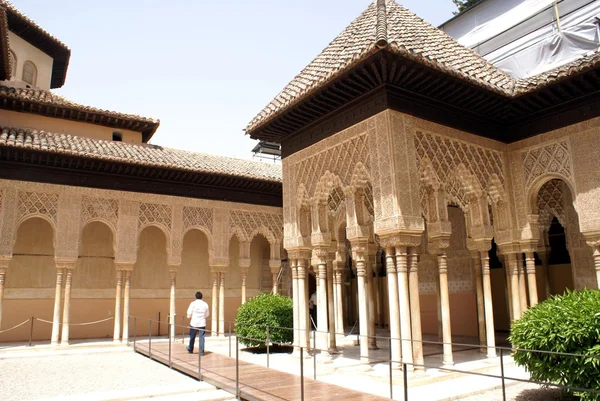 Arcos mourisco, Pátio dos Leões, Alhambra, Granada, Andaluzia, Espanha — Fotografia de Stock