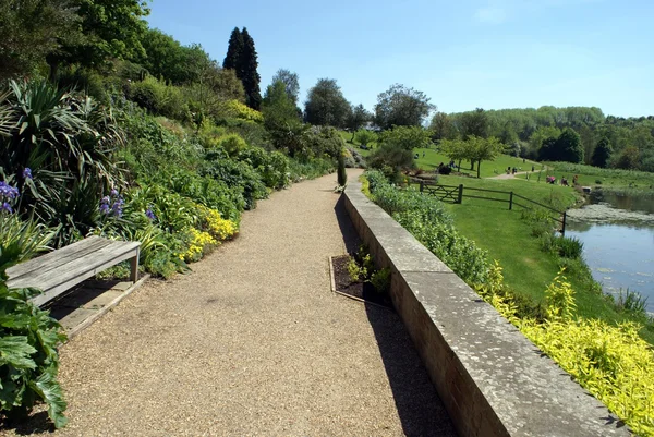 Lakeside scene, Leeds castle garden, Kent, England — Stock Photo, Image