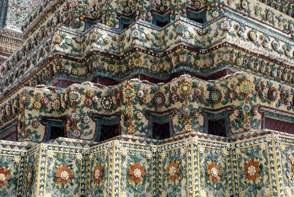 Textura. cerámica floral. Fachada. Fachada asiática, templo, El Gran Palacio, Bangkok, Tailandia — Foto de Stock