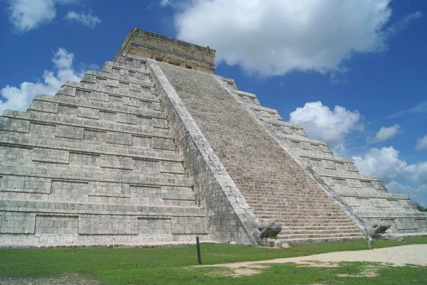 Pirâmide de Kukulcan, El Castillo, Chichen Itza, México — Fotografia de Stock
