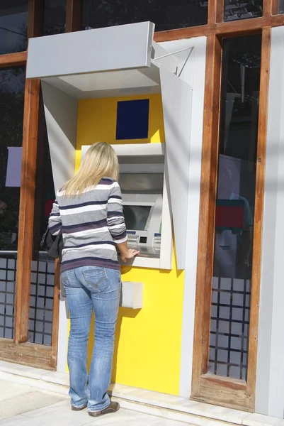 Mujer usando cajero automático. Cajero automático. Punto de pago. agujero en la pared. máquina bancaria — Foto de Stock