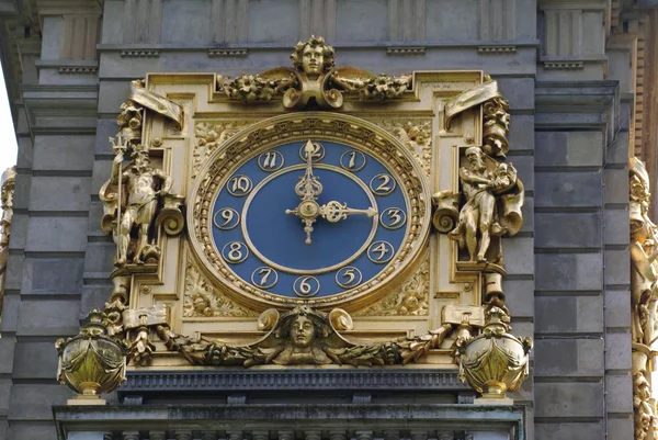 Reloj vintage con esculturas doradas. clock tower, Cliven, Buckinghamshire, Inglaterra —  Fotos de Stock