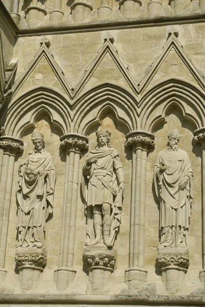 Estatuas religiosas en Alcoves, fachada, exterior, Catedral de Salisbury, Wiltshire, Inglaterra —  Fotos de Stock