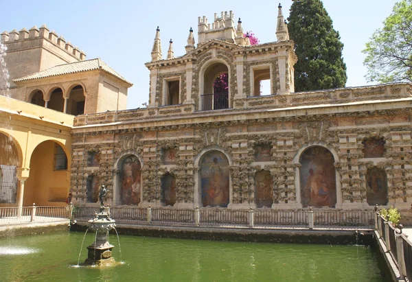 Fonte e ruínas, Alcazar, Sevilha, Andaluzia, Espanha — Fotografia de Stock