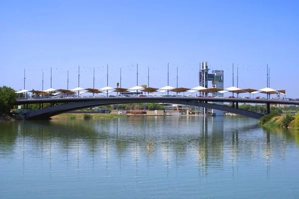 Πύργος Torre del Oro, γέφυρα πάνω από τον ποταμό Γουαδαλκιβίρ, Σεβίλλη, Ισπανία — Φωτογραφία Αρχείου