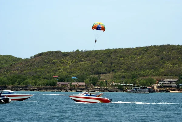 Parasailing, isola, Pattaya, Thailandia — Foto Stock