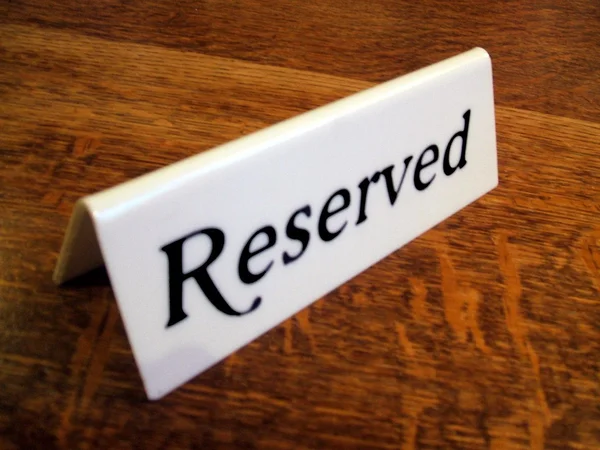 Reservado. Firma. signo reservado. signo de mesa del restaurante reservado. mesa reservada —  Fotos de Stock