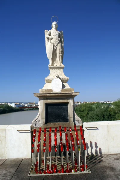 Памятник архангелу Сан-Рафаэлю, на римском мосту, Кордова, Андалусия, Испания — стоковое фото