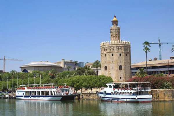 Cruisers.Torre Del Oro, χρυσό πύργο, δίπλα στο ποτάμι Γουαδαλκιβίρ, Σεβίλλη, Ανδαλουσία, Ισπανία — Φωτογραφία Αρχείου