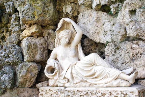 La Grotta e la statua di Sabrina, Croome Court Gardens, Worcestershire, Inghilterra — Foto Stock