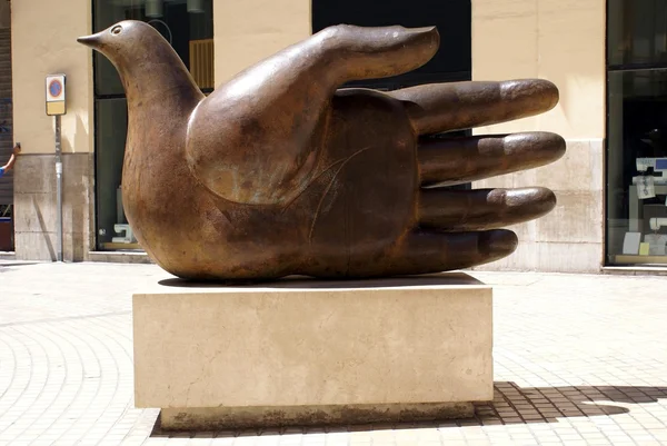 Colomba e scultura a mano, Malaga, Spagna — Foto Stock