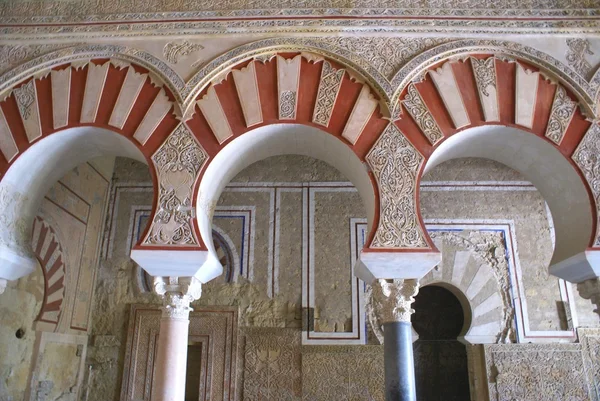 Palastinterieur. geschnitzte Bögen, Medina Azahara, Cordoba, Andalusien, Spanien — Stockfoto