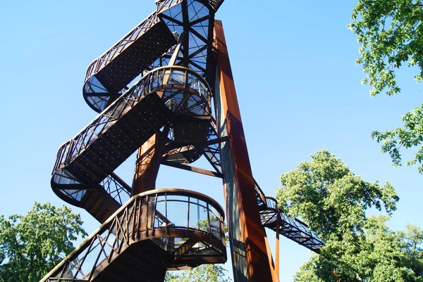 Gångväg med en bro, Tree Top Walkway, Kew landskap, London, England — Stockfoto