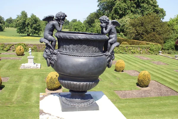 Sculptured urn with cherubs or angels — Stock Photo, Image