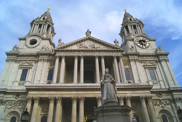 Posąg Królowej Anny, katedra Saint Paul. St Paul's Cathedral, Londyn, Anglia — Zdjęcie stockowe