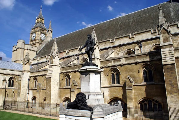 主 Oliver Cromwell の像は、ビッグ ・ ベンの時計塔、ウェストミン スター宮殿、ロンドン、イギリス ストック写真