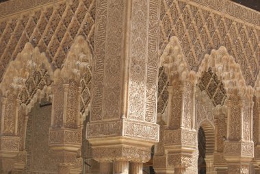 Alhambra kemerler, oymalar ve sütunlar, Granada, İspanya