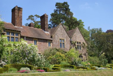 Dekoratif heykel çit ile açık havada sahne. çiçek yatak.